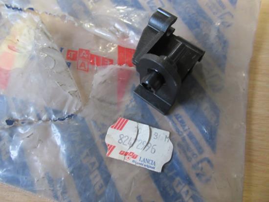 82472996 Klem motorkapstok