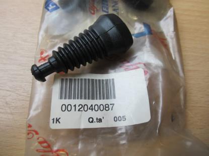 12040087 Plug