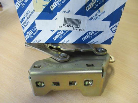 82447004 Scharnier motorkap rechterzijde