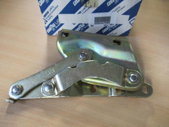 82447005 Scharnier motorkap linkerzijde