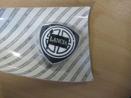 82454591 Embleem voorzijde