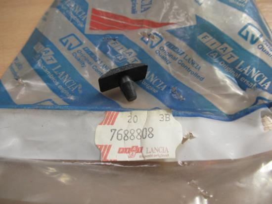 7688808 Plug motorkap