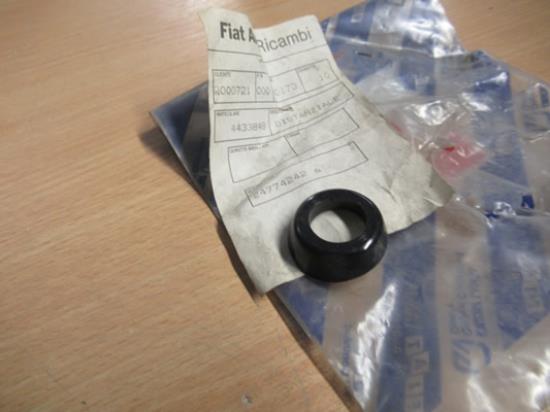 4433848 Afstandstuk ruitenwisser