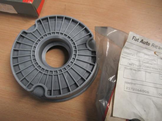 7627560 Houder vering voorzijde