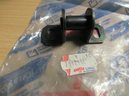 7629087 Vangplaat voor klapbare achterbank