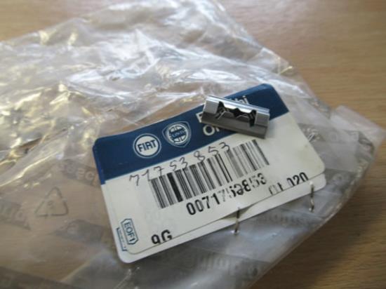 71753853 Klem bumper