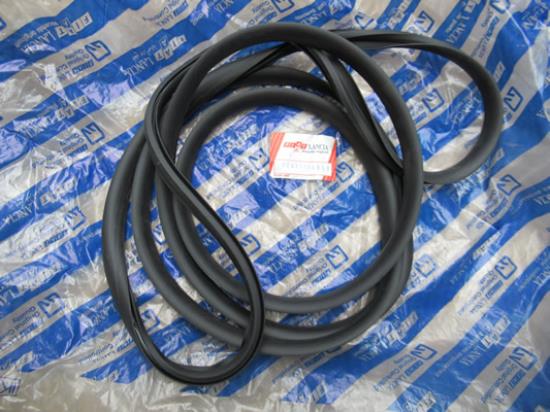 82435114 Profielrubber voorruit