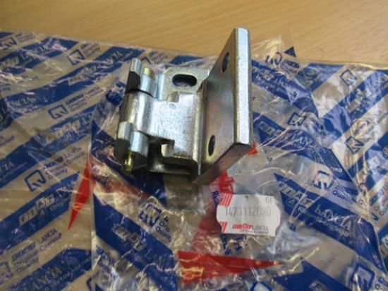 1471112080 Scharnier rechter voorzijde