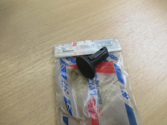 7658452 Plug zijruit