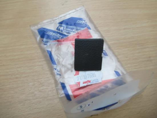 717897636 Plug kofferbak rechterzijde