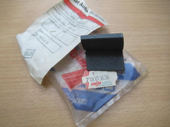 718153636 Plug kofferbak rechterzijde