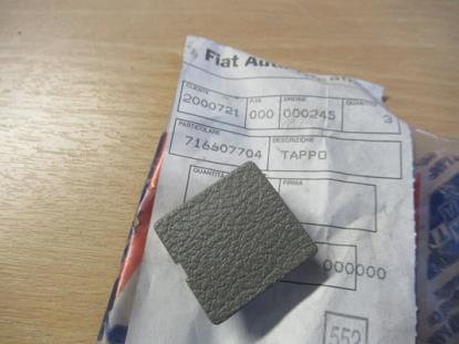 716607704 Plug rechter achterzijde