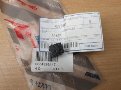 4392447 Klem steun motorkap