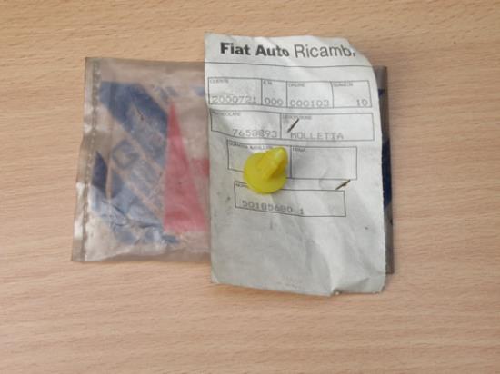 7658893 Plug portier