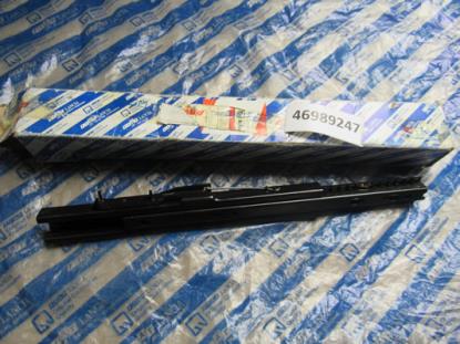 46989247 Geleidingrail voorstoel rechts