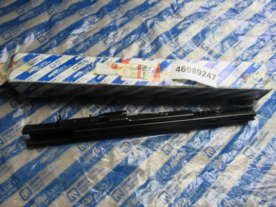 46989247 Geleidingrail voorstoel rechts