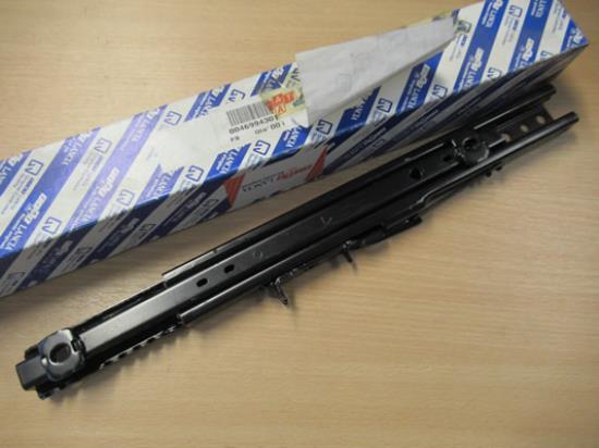 46994301 Geleidingsrail stoel linksvoor