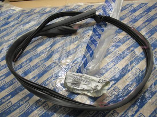 735277649 Rubberen afdichting rechterzijde