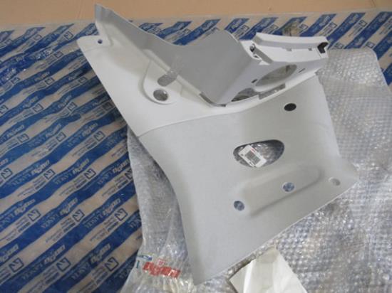 735361853 Sierstuk kofferbak linkerzijde