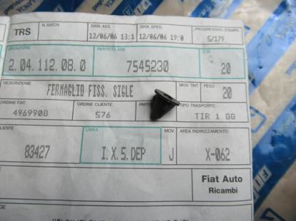 7545230 Clip voor embleem