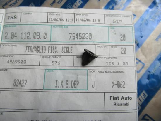 7545230 Clip voor embleem