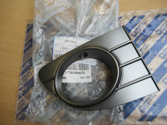 735508823 Sierstuk voorbumper mistlamp rechterzijde