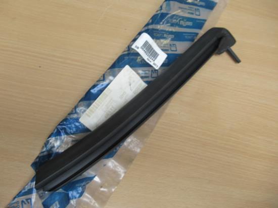 46535348 Rubber dak rechterzijde