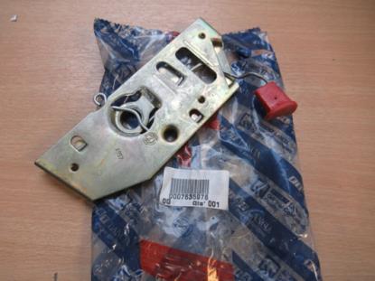 7635978 Plaatje motorkaphaak