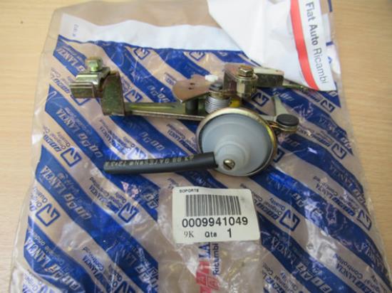 9941049 Houder voor carburateur