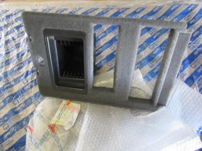 735298749 Sierstuk kofferbak linkerzijde