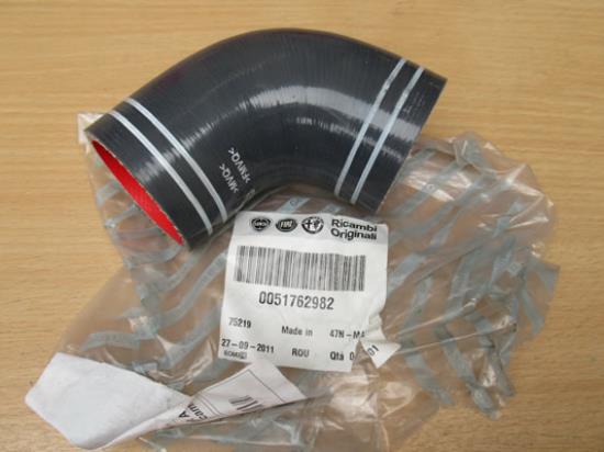 51762982 Slang van turbo naar intercooler