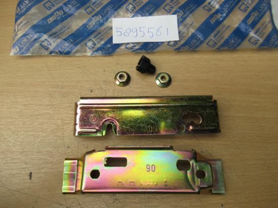 5895561 Beugelset gordel linkerzijde