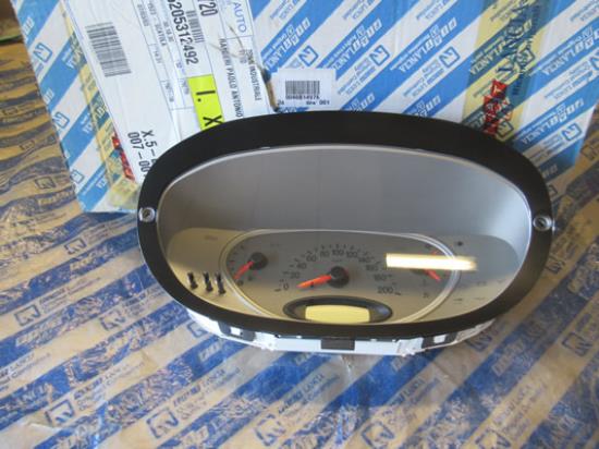 46814976 Instrumentenpaneel met snelheidsmeter