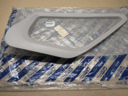 735430306 Omlijsting kleine ruit van portier linksvoor