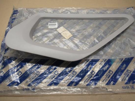 735430306 Omlijsting kleine ruit van portier linksvoor