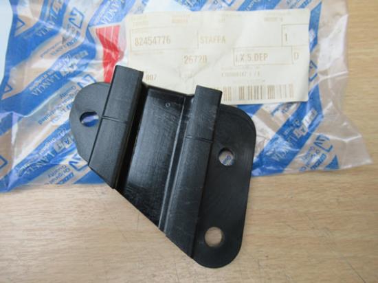 82454776 Beugel voor rechter voorbumper