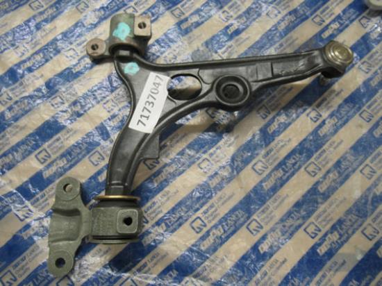 71737047 Draagarm linksvoor