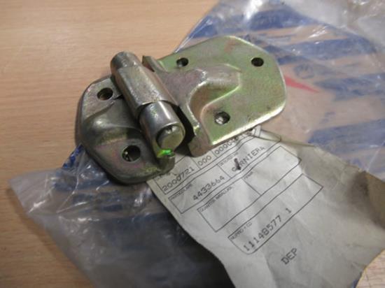 4433664 Scharnier voor rechter portier