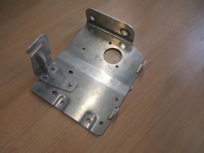 50501462 Rechter beugel voor autoradio met cd wisselaar