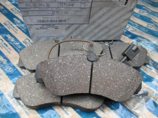 71753040 Remblokset voorzijde