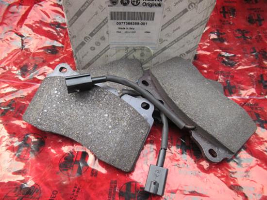 77366389 Remblokkenset voorzijde