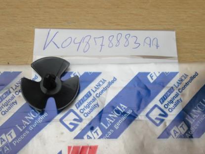 4878883AA Plug voor motorkap