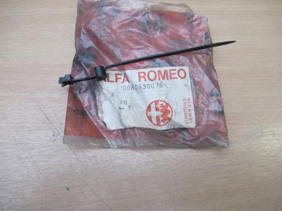 60530076 Houder voor brandstofleiding