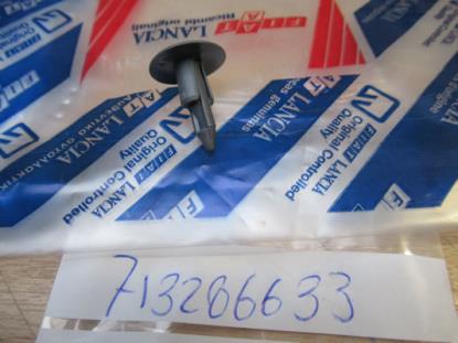 713286633 Klinknagel voor dashboard