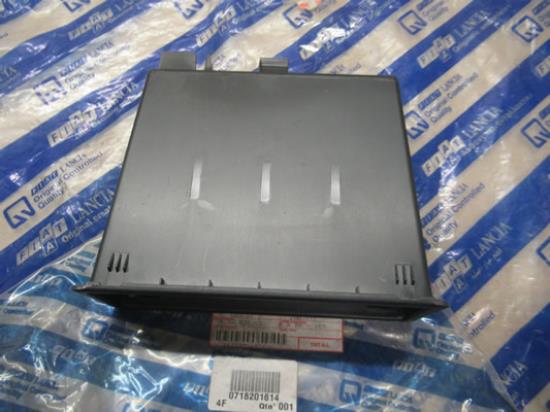 718201614 Dashboard kastje voor radio