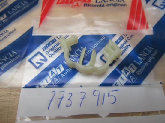 7737915 Veertje voor raam