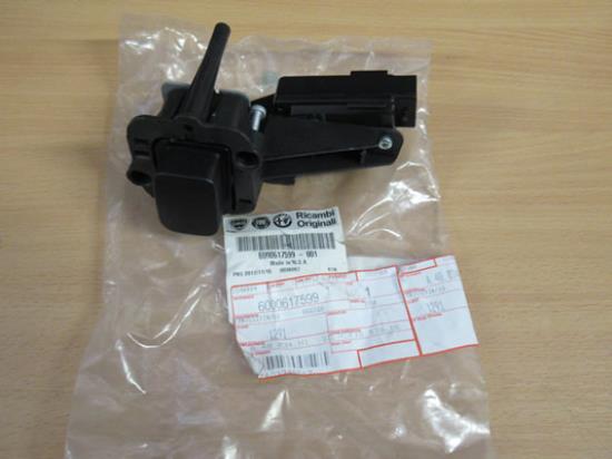 6000617599 Deurvanger achterklep 1.6