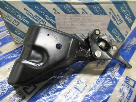 1477551080 Geleider onder rechterzijde schuifdeur