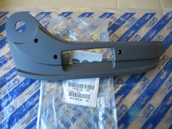 60911372 Sierstuk bestuurdersstoel