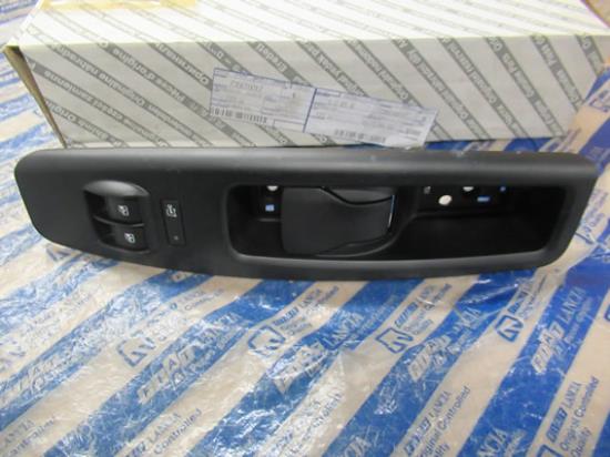 735616017 Raamschakelaar linksvoor